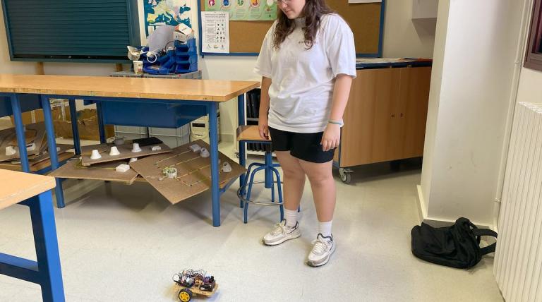El equipo ganador de la categoría de Telecomunicaciones del I.E.S Aguilar y Eslava, Cabra (Córdoba). Una alumna probando su proyecto de robot móvil basado en neurotecnología para controlar el nivel de concentración del cerebro. 