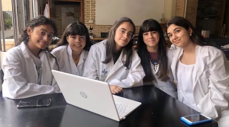 Las ganadoras del Reto ODS del Colegio Claret, Aranda de Duero (Burgos). El equipo, 'H2Ocean's' trabajan en su proyecto "El curso del agua". 