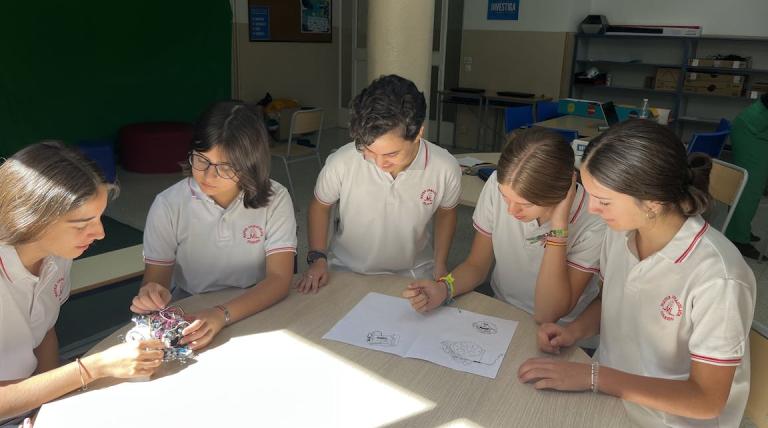 El equipo ganador del Reto Telecomunicaciones del Colegio Mater Immaculata, Madrid. 'Las Montañeras' trabajan en su prototipo de vehículo controlador de temperatura y humedad para prevenir incendios forestales. 