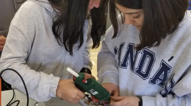 Las ganadoras del Reto Eléctrico del I.E.S.O. Mariano Barbacid, Solana de los Barros (Badajoz).  El equipo 'New Step Energy' trabajando en su prototipo que genera electricidad al andar. 