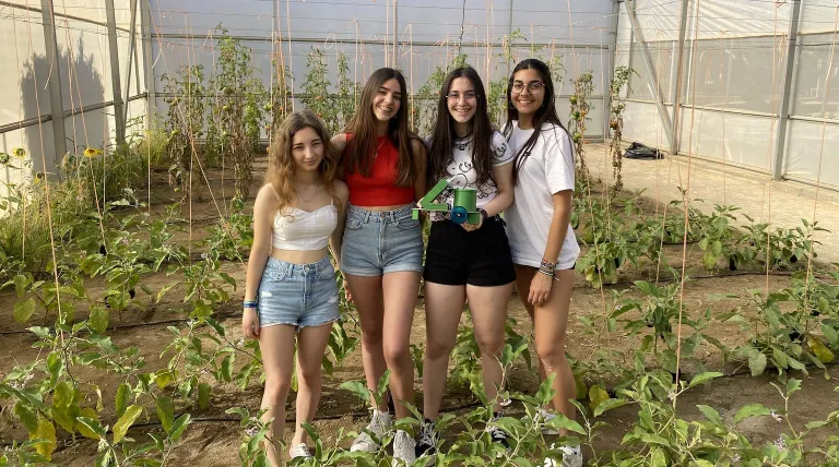 Las ganadoras del Reto Eléctrico del I.E.S. Pablo Ruiz Picasso, El Ejido (Almería). El equipo, Picassoteam, posa junto a su sembradora solar. 