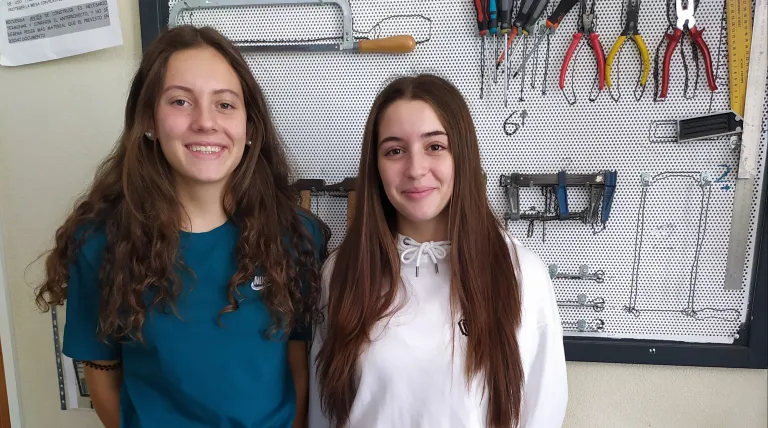 Las ganadoras del Reto Telecomunicaciones del I.E.S Comuneros de Castilla, Burgos. El equipo 'TecnoAcces' ha ganado con un dispositivo de ayuda para las personas con problemas de movilidad.