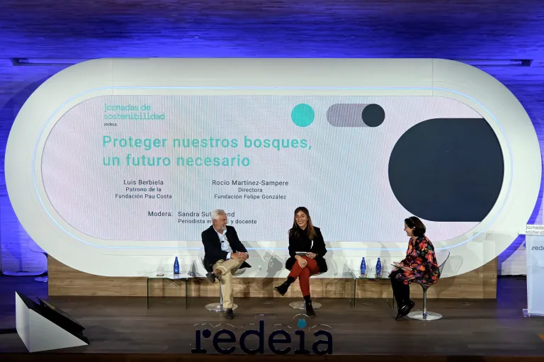 Luis Berbiela, trustee of the Pau Costa Foundation, Rocío Martínez-Sampere, director of the Felipe González Foundation, with journalist Sandra Sutherland.