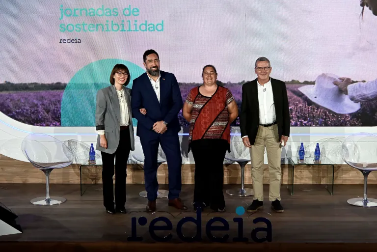 Conce Macías, director of AlmaNatura; together with Pedro Javier Berrios, CEO and founder of Gobcity, Rosana Álvarez, livestock farmer, at a table moderated by Francesc Boya, secretary general for the Demographic Challenge of the Ministry for Ecological Transition and the Demographic Challenge.