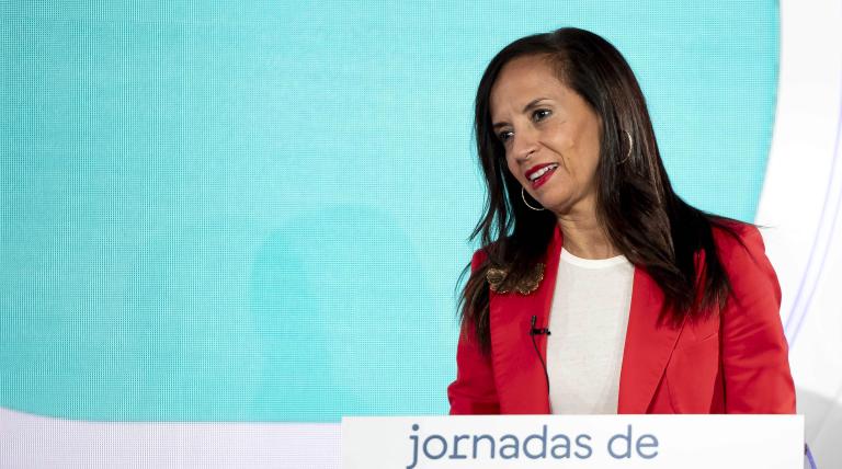 La presidenta de Redeia, dirigiéndose a las alumnas ganadoras.