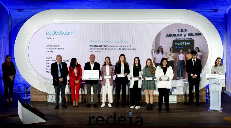Las alumnas del IES Aguilar y Eslava, de Cabra (Córdoba), y su profesor, recogiendo el premio junto a José Manuel Bar y Beatriz Corredor.