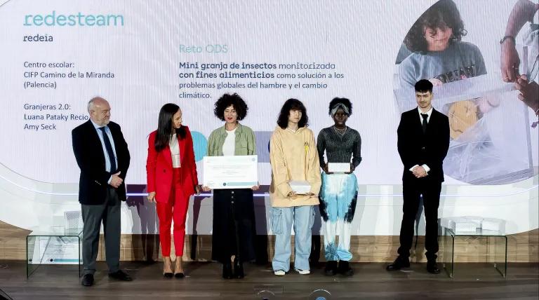 The students of CIFP Camino de la Miranda, from Palencia, and their teacher, collecting the award together with José Manuel Bar and Beatriz Corredor.