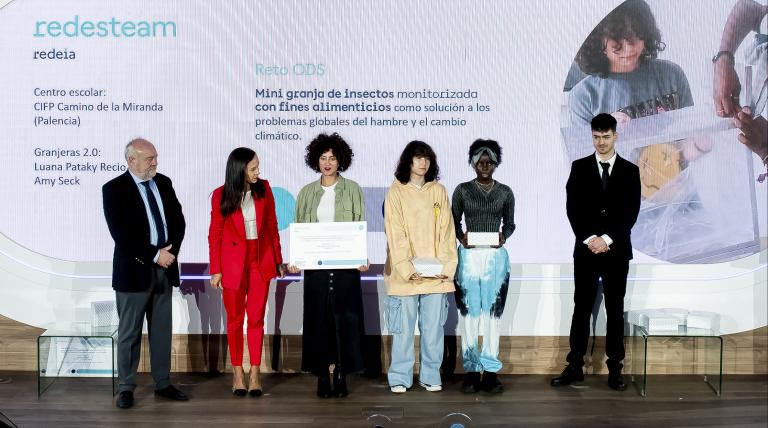 Las alumnas de CIFP Camino de la Miranda, de Palencia, y su profesora, recogiendo el premio junto a José Manuel Bar y Beatriz Corredor.