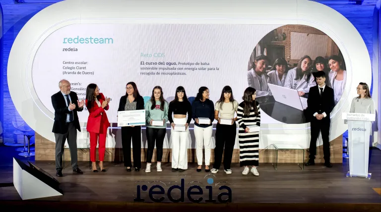 Las alumnas del Claret, de Aranda de Duero (Burgos) y su profesora, recogiendo el premio junto a José Manuel Bar y Beatriz Corredor.