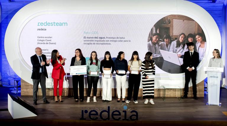 Las alumnas del Claret, de Aranda de Duero (Burgos) y su profesora, recogiendo el premio junto a José Manuel Bar y Beatriz Corredor.