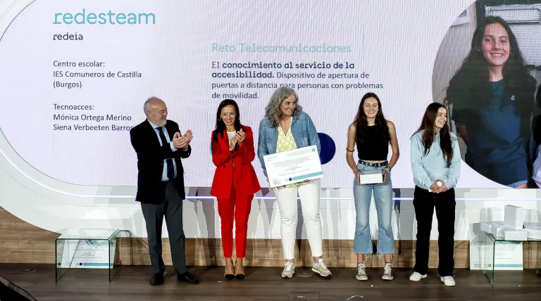 The students of IES Comuneros de Castilla, from Burgos, and their teacher, collecting the award together with José Manuel Bar and Beatriz Corredor.