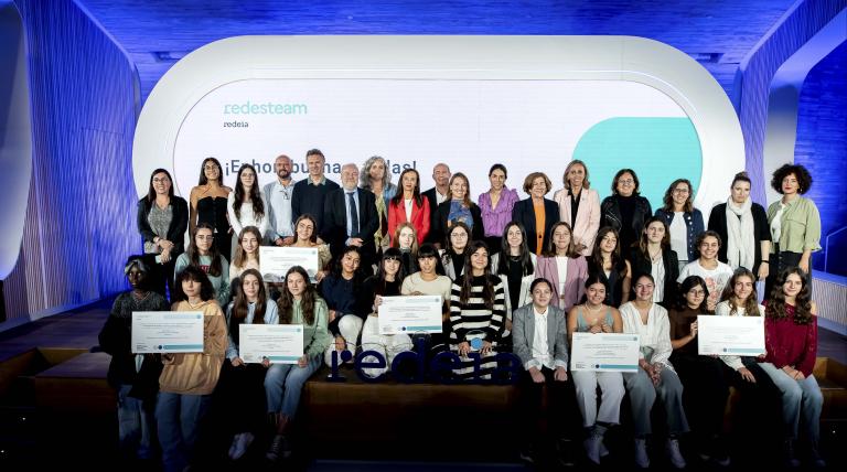 Alumnas y profesores de los centros ganadores posan junto a los miembros del jurado, la presidenta de Redeia y el secretario de Estado de Educación. 