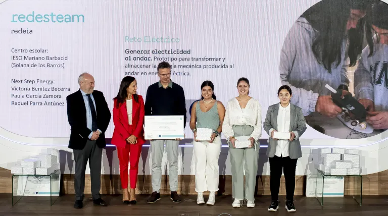 The students of IESO Mariano Barbacid, from Solana de los Barros (Badajoz) and their teacher, collecting the award together with José Manuel Bar and Beatriz Corredor.