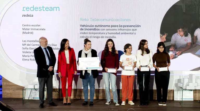 The students of Mater Inmaculata, from Madrid, and their teacher, collecting the award together with José Manuel Bar and Beatriz Corredor.