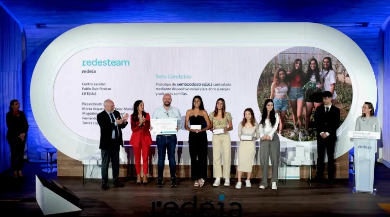 The students of Pablo Ruiz Picasso, from El Ejido (Almería) and their teacher, collecting the award together with José Manuel Bar and Beatriz Corredor.