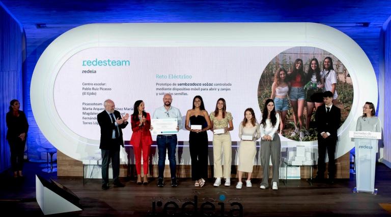 Las alumnas del Pablo Ruiz Picasso, de El Ejido (Almería) y su profesor, recogiendo el premio junto a José Manuel Bar y Beatriz Corredor.