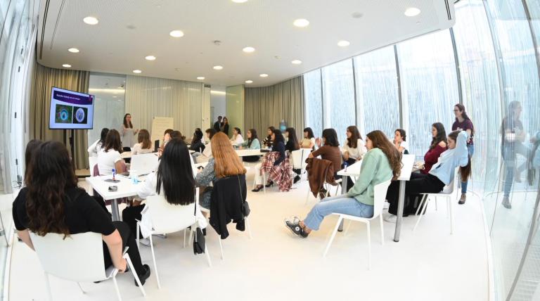 Las ganadoras, durante uno de los talleres STEAM en los que han participado.