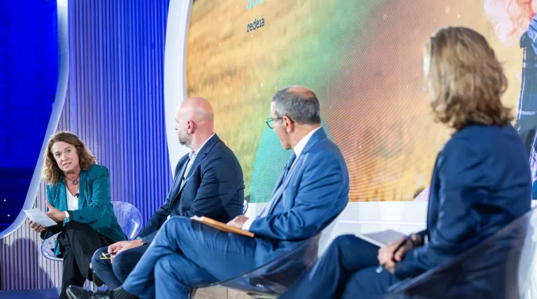 Assumpta Farran, directora general de Energía de la Generalitat de Catalunya, conversa con avier Herrador, director de Navantia Seanergies, con Dominique Millan, director general de Inelfe, y con Eva Pagán, directora corporativa de Sostenibilidad y Estudios de Redeia. 