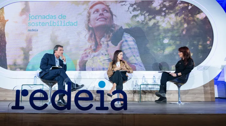 The Chairwoman of Redeia, Beatriz Corredor (centre), opened the conference together with the chairman of EY Spain, Federico Linares, and the political scientist Cristina Monge.