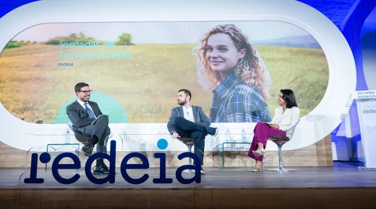 El jefe de gabinete de la DG de Medio Ambiente de la Comisión Europea, Luis Planas, y el director de la Oficina Nacional de Prospectiva y Estrategia País de la Presidencia del Gobierno, Diego Rubio, junto con la consejera de Redeia Carmen Gómez de Barreda. 