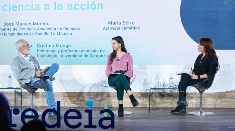 José Manuel Moreno Rodríguez, catedrático emérito de Ecología, Academia de Ciencias Sociales y Humanidades de Castilla-La Mancha, junto con la activista por la Justicia Climática María Serra y Cristina Monge, conductora del evento. 