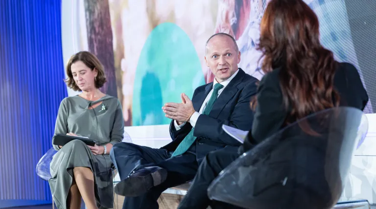 Alejandra Kindelán, presidenta y consejera delegada de la Asociación Española de Banca (AEB) y Roberto García Merino, consejero delegado de Redeia.