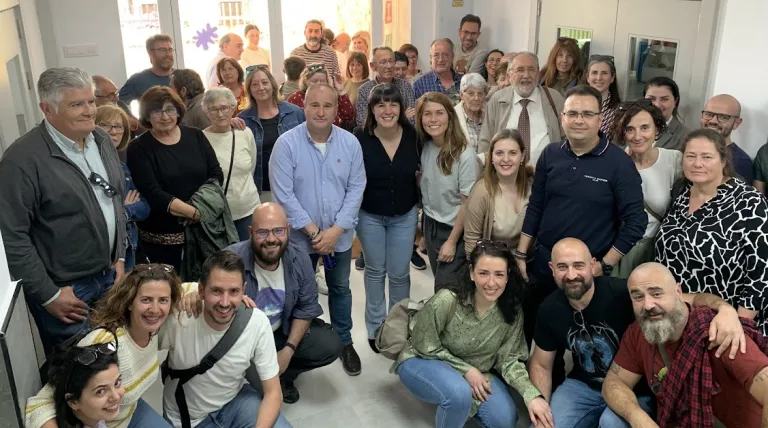 Vecinos, alcalde y miembros de Holapueblo que han hecho posible el espacio.