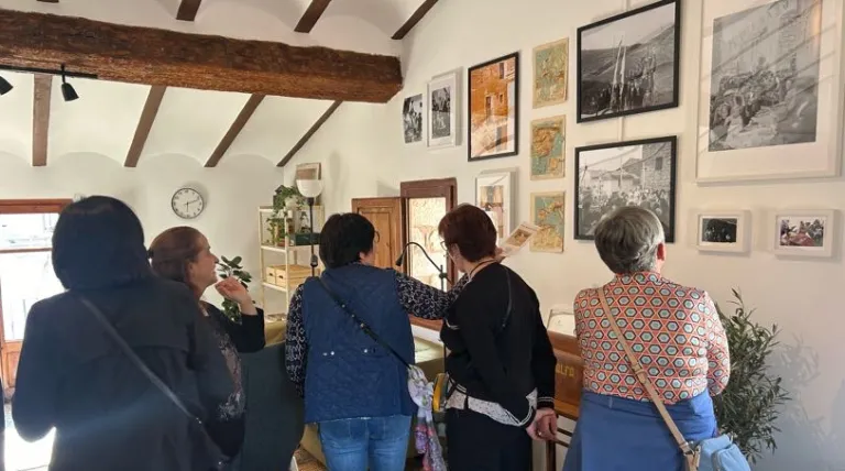 Vecinas, descubriendo uno de los rincones habilitados