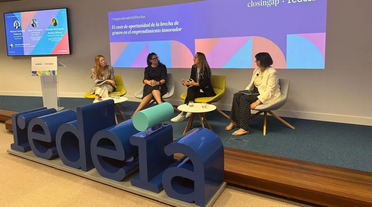 Mesa con Silvia Bruno, directora de Tecnología e Innovación de Redeia; Marisol Santana, miembro del consejo de administración de WA4STEAM; Natalia Rodríguez Núñez-Milara, fundadora de Saturno labs y premio nacional de innovación del Ministerio de Ciencia, Innovación y Universidades 2023 y Sara Correyero, cofundadora de IENAI SPACE.