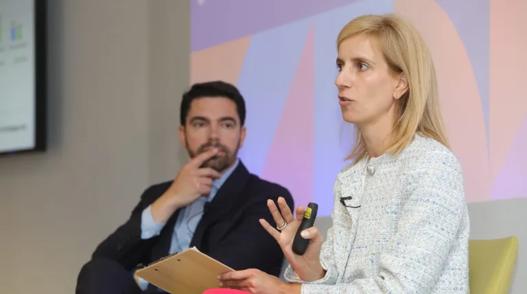 Lucila García, directora general de ClosinGap, y Diego Vizcaíno, socio director de Economía Aplicada en AFI, durante la presentación.