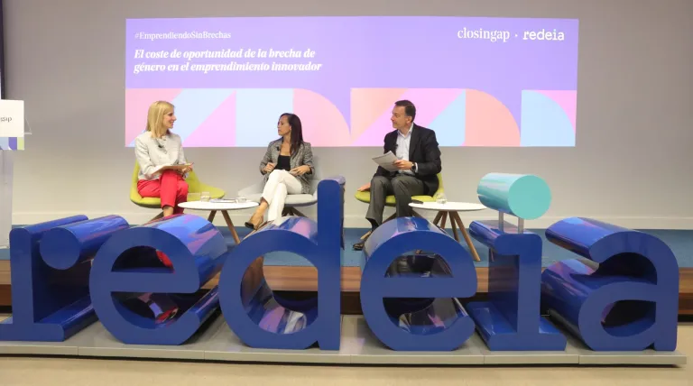 Lucila García, directora general de ClosinGap; Beatriz Corredor, presidenta de Redeia; y Eugenio Martínez, CEO adjunto de Kreab Worldwide