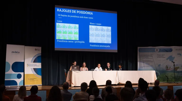 Los alumnos y ponentes exponen sus propuestas para mejorar la conservación de la posidonia