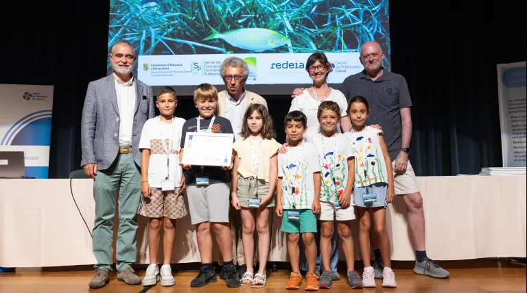 Los menores reciben los diplomas que acreditan el esfuerzo realizado durante todo el curso escolar.