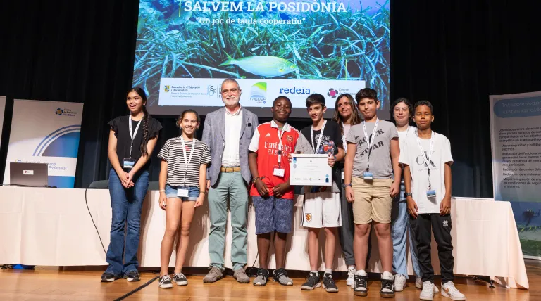 Caras de felicidad al recibir un diploma que recordarán toda la vida.