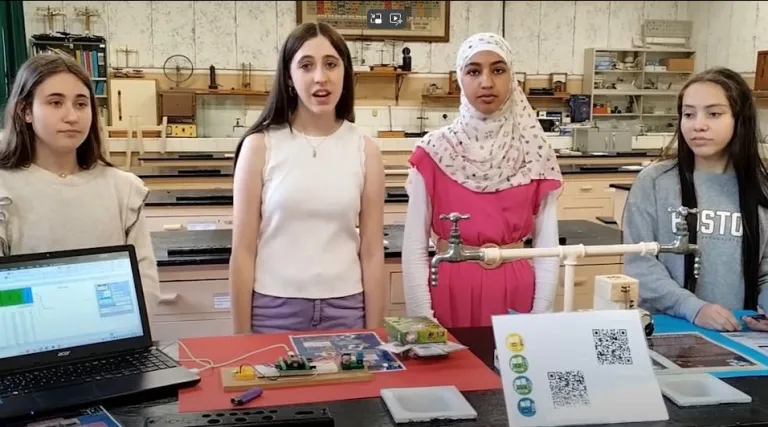  Integrantes del equipo 'Climatológicas' del IES Plaza de la Cruz de Pamplona, ganadoras en la III edición del concurso RedeSTEAM, con su proyecto 'Conciencia ambiental'.