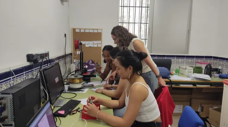 'Guardianas del ruido', del del IES Miraflores de los Ángeles de Málaga, ganadoras en la III edición del concurso RedeSTEAM con su trabajo 'Soundlights'.