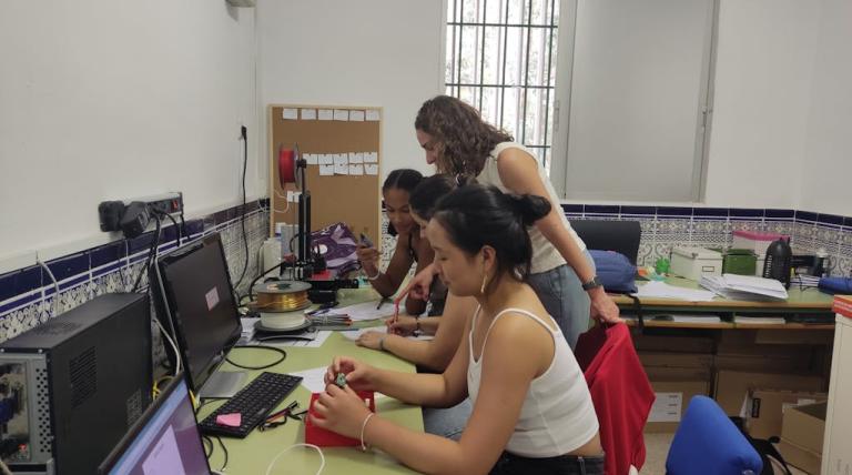 'Guardianas del ruido', del del IES Miraflores de los Ángeles de Málaga, ganadoras en la III edición del concurso RedeSTEAM con su trabajo 'Soundlights'.