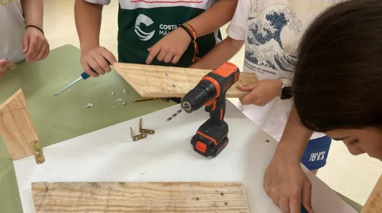 Detalle del proyecto ‘Estación Telemática, de las alumnas 'Salinas fotovoltaicas'  les’ del grupo ‘Salinas fotovoltaicas’ del IES Las Salinas de Fuengirola (Málaga).