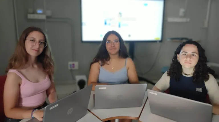 Las alumnas del equipo ‘Team Alme’ del IES Albaida (Almería) ganadoras en la III edición del concurso RedeSTEAM con su proyecto  ‘Cronograsómetro vial’.