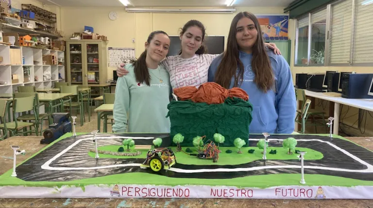 ‘Las tres mosqueteras’ del IES Ricardo Bernardo en Medio Cudeyo (Cantabria), ganadoras en la III edición del concurso RedeSTEAM con su proyecto 'Smartway'.