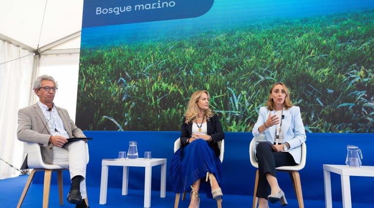 The corporate director of Sustainability and Studies of Redeia, Eva Pagán, the president of the Ecomar Foundation, Theresa Zabell, annouce a joint alliance to promote marine restoration projects until 2030. 