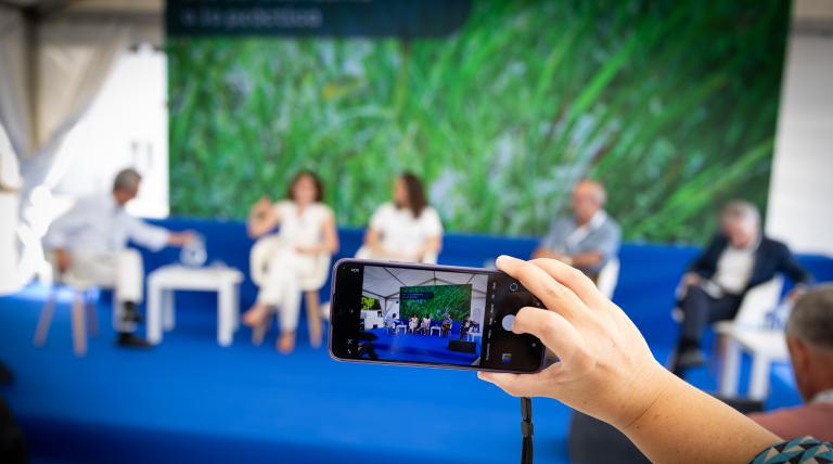 Attendees interact with their digital media, photography and social networks during the Scientific Seminar. 