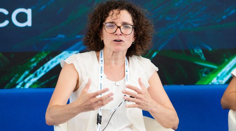 The deputy director of the Biodiversity Foundation, Sonia Castañeda, speaks at the Marine Forest Scientific Seminar.