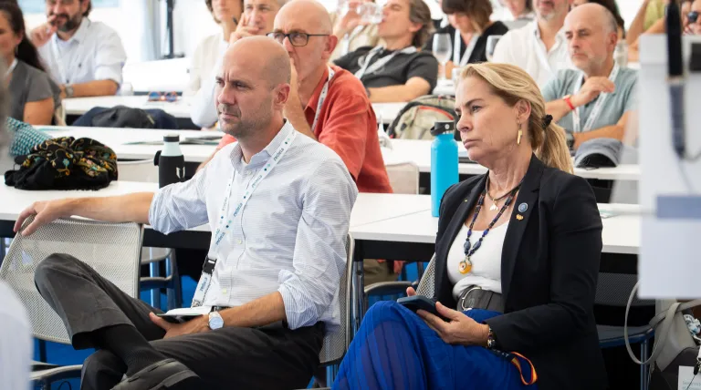 El delegado de Red Eléctrica en Baleares, Eduardo Maynau, y la presidenta de Fundación Ecomar, Theresa Zabell, asisten con atención a las jornadas.