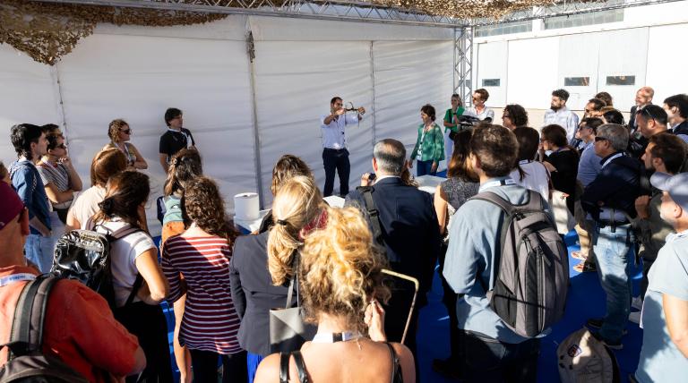 The Redeia Processing techician, Borja Álvarez, explains the technique developed by IMEDEA-CSIC and Redeia to restore oceanic posidonia meadows. 