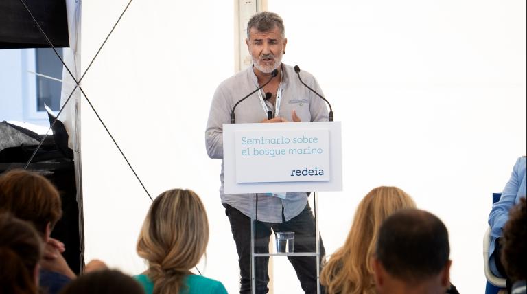 The president of Oceánidas, Antonio Márquez, during his speech at the round table dedicates to anlyzing education and environmental awareness.