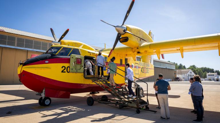 Representatives of the Ministry of Defense show de attendants to the Marine Forest Scientific Seminar the seaplane resident at that military base for extinguishing forest fires. 