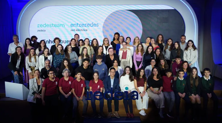  Family photo of all the winning students and teachers with Beatriz Corredor, Teresa Riesgo and Clara Grima.