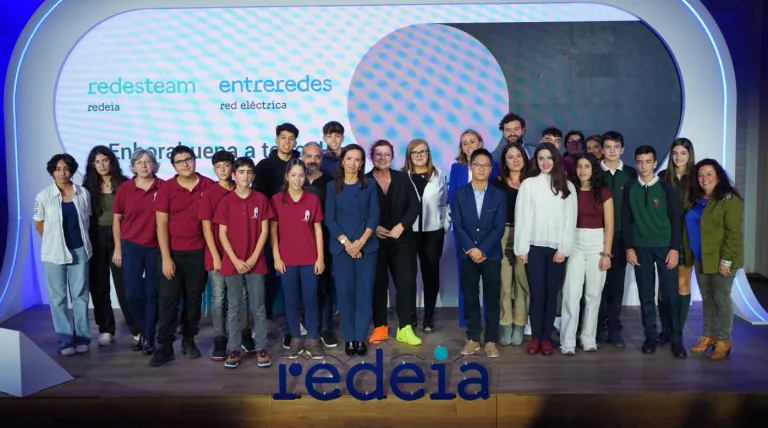  Winning students and teachers of Entreredes together with Beatriz Corredor, Teresa Riesgo and Clara Grima.