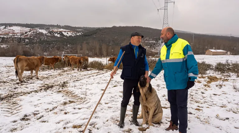 The livestock farmer Luis Manuel Rodríguez, with Antonio Gálvez, responsible for Red Eléctrica Installations in the Northwest Demarcation